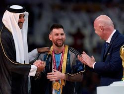 Mengenal Bisht, Jubah Arab yang Dipakai Messi