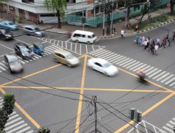 Sering Dilanggar, Apa Sih Fungsi Kotak Kuning di Persimpangan?
