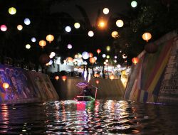 Romantisnya Susur Sungai Malam Hari di Grebeg Sudiro Solo