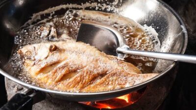 Tips Menggoreng Ikan Anti Meletup dan Anti Lengket