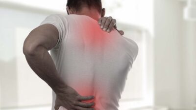 Benarkah mandi malam hari menyebabkan rematik? -