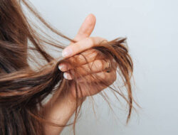 8 Tips Merawat Rambut Agar Tetap Bersih dan Sehat