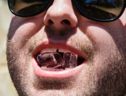 Jangan Sepelekan, Ini dia Bahaya Mengunyah ES Batu!