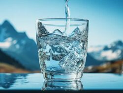 6 Manfaat Minum Air Putih Saat Perut Kosong