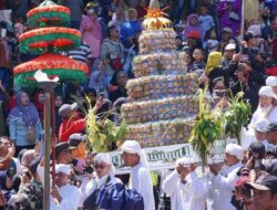 Mengenal Tradisi Yaqowiyu Klaten, Tebar Apem bagi Warga