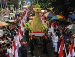 Sejarah Tradisi Sebar Apem Klaten, Serunya Ngalap Berkah