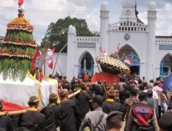 Serunya Berebut Tradisi Gunungan Syawal Keraton Surakarta