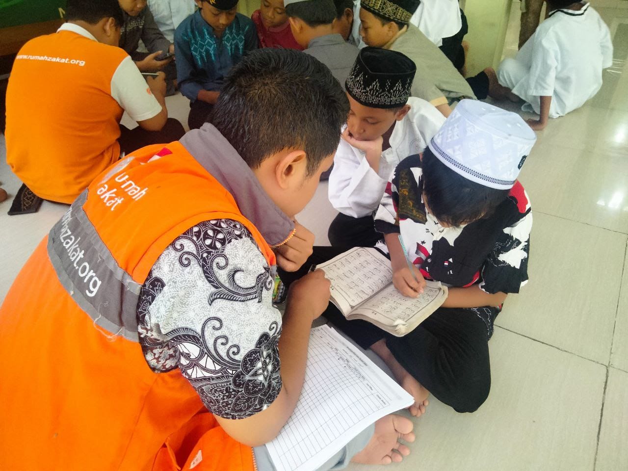 Rumah Zakat Salurkan Beasiswa Pendidikan Bagi Anak Yatim-Duafa