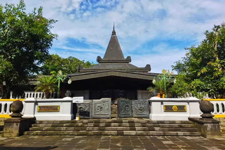 Melirik Astana Giribangun, dari Makam Keluarga Cendana hingga Raja