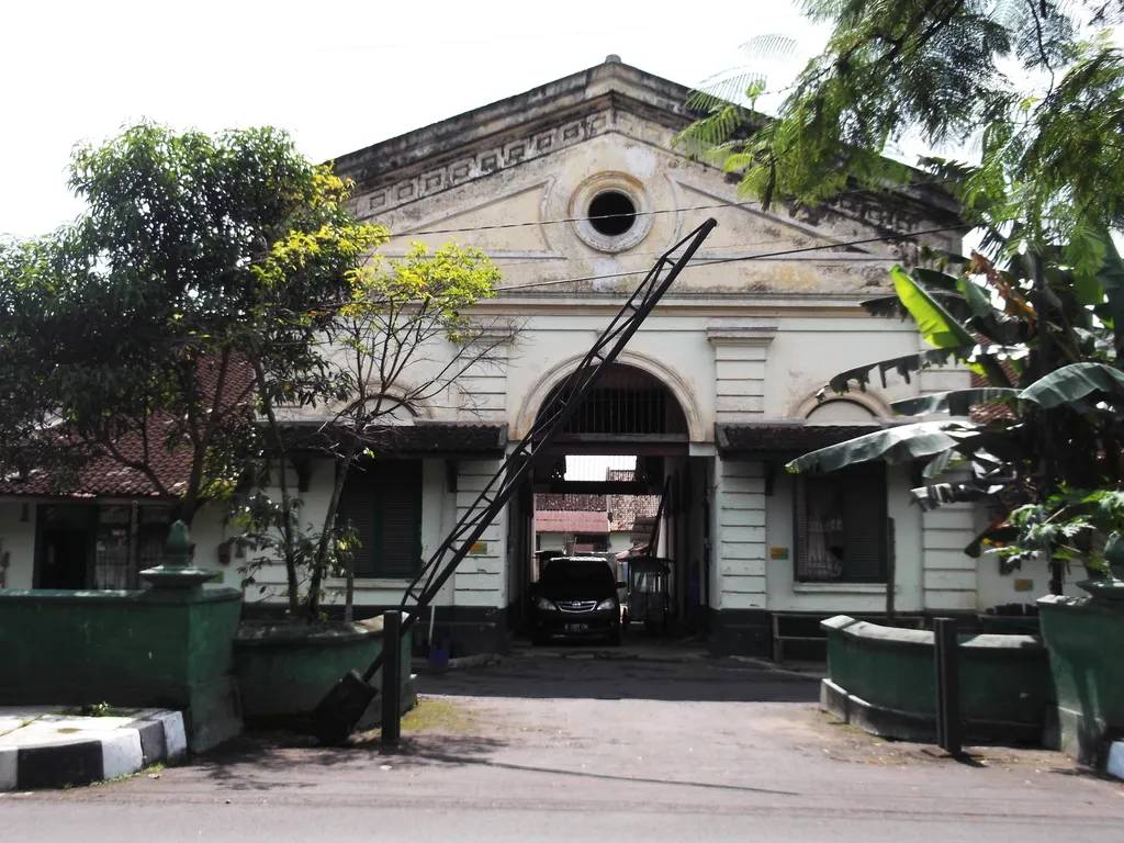 Arsitektur Tropis pada Rumah Dinas Era Kolonial Belanda di Magelang