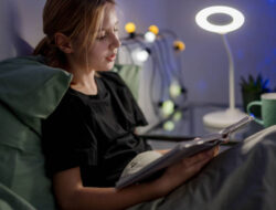 5 Manfaat Membaca Buku Sebelum Tidur, Jangan Skip!