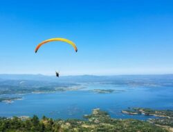 Pacu Adrenalinmu! Serunya Skydiving di Landasan Gantole Wonogiri