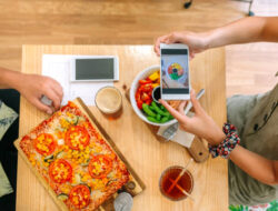 Fenomena Ngonten Dulu Baru Makan di Kalangan Gen Z