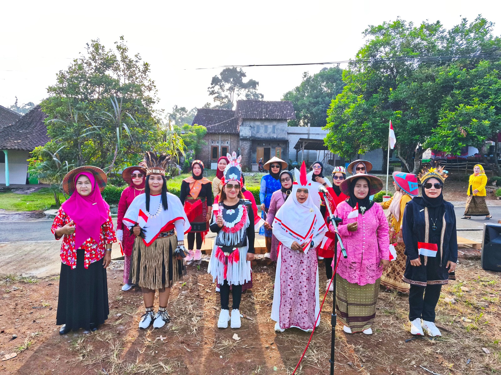 Kostum Adat Warnai Keseruan Upacara Kemerdekaan Warga Puntan Kota Semarang