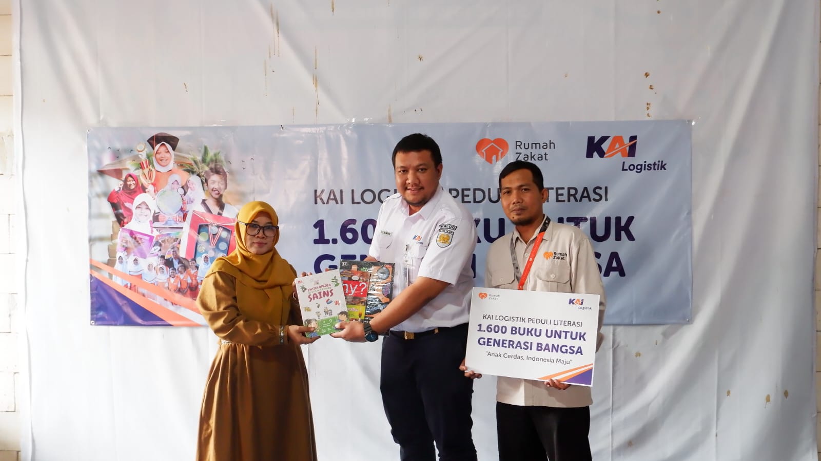 PT KAI Logistik Kolaborasi dengan Rumah Zakat Salurkan 1600 Buku
