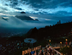 Menikmati Golden Sunrise di Wisata Pintu Langit Wonosobo