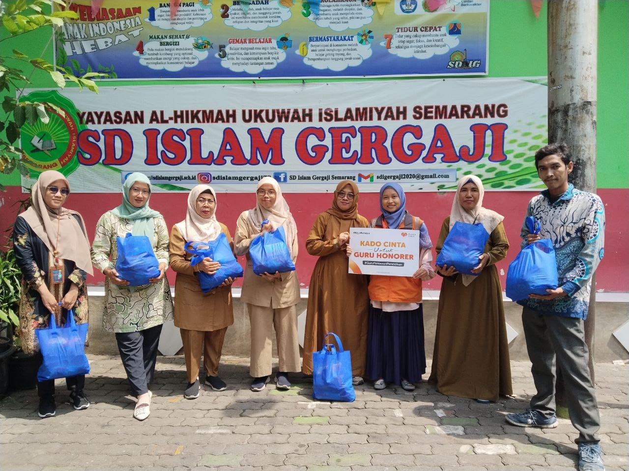 Rumah Zakat Salurkan Bantuan Sembako untuk Guru