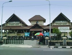 Pasar Klithikan Pakuncen: Destinasi Pemburu Barang Antik