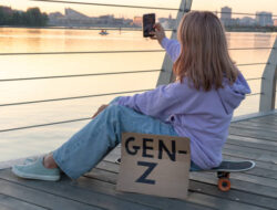 Gen Z dan Milenial: 2 Generasi Digital dengan Cara Hidup yang Berbeda