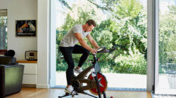 Tren Home Workout: Gym vs Olahraga di Rumah