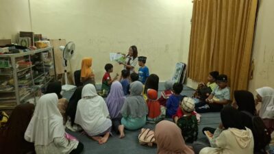 Dongeng Si Kema Tanamkan Rasa Tolong Menolong Bagi Anak Komunitas Omah Sinau Puntan