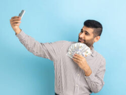 Ketika Media Sosial Menentukan Standar Bahagia