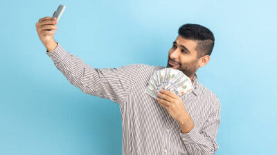 Ketika Media Sosial Menentukan Standar Bahagia