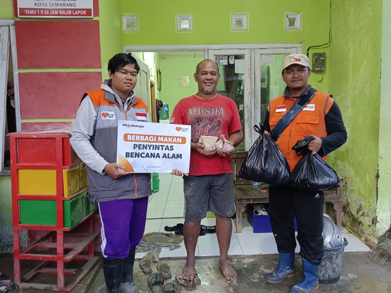 Banjir Terjang Semarang, Rumah Zakat Salurkan Bantuan Darurat di Rowosari