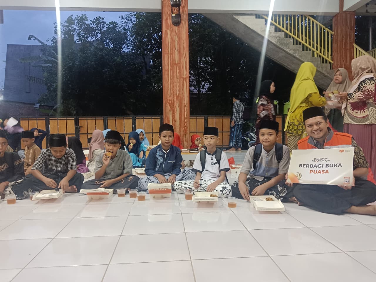 Rumah Zakat Bagikan 100 Paket Buka Puasa bagi Santri Ponpes Al Fadhilah Semarang