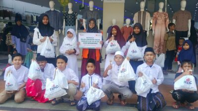 Majelis Telkomsel Taqwa dan Rumah Zakat Salurkan Program Belanja Lebaran untuk Anak Duafa