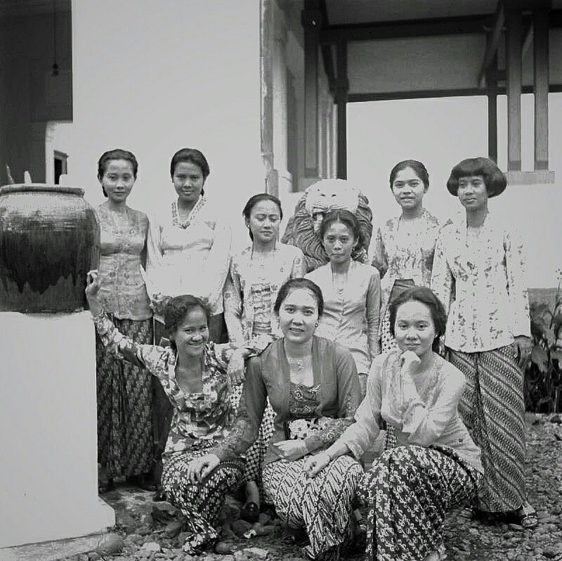 Gaya Berpakaian Perempuan Jawa Pada Masa Hindia Belanda