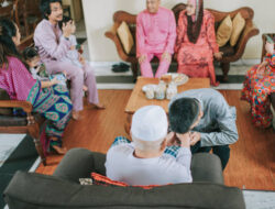 Tradisi Sungkeman: Peleburan Salam dan Hormat Pada Orang Tua