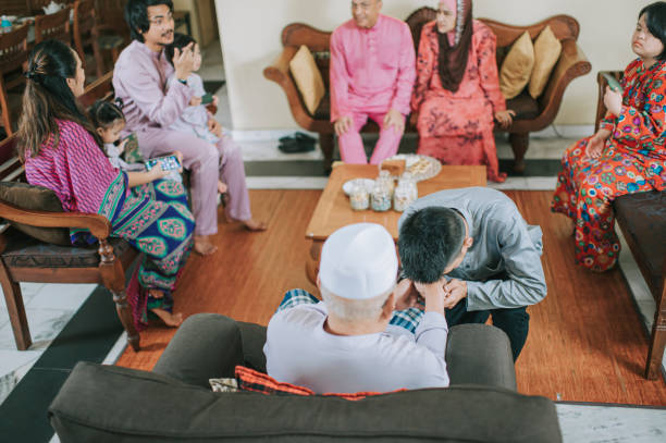 Tradisi Sungkeman: Peleburan Salam dan Hormat Pada Orang Tua