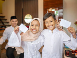 Mengulik Akar Budaya Berbagi THR Lebaran di Jawa