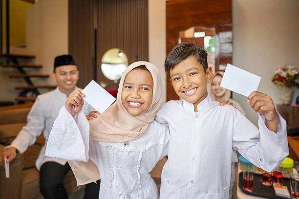 Mengulik Akar Budaya Berbagi THR Lebaran di Jawa