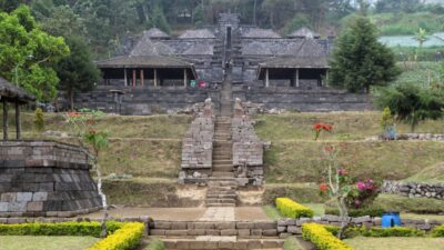 Candi di Atas Awan: Pesona Peninggalan Terakhir Kerajaan Majapahit