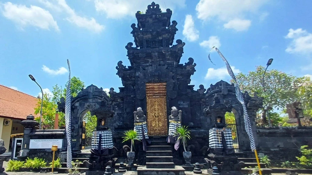 Jelajah Pura Agung Girinatha di Atas Perbukitan Semarang