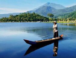 Ojek Perahu Rawa Pening: Susur Danau dengan View Gunung