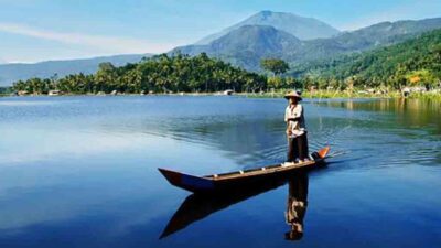 Ojek Perahu Rawa Pening: Susur Danau dengan View Gunung