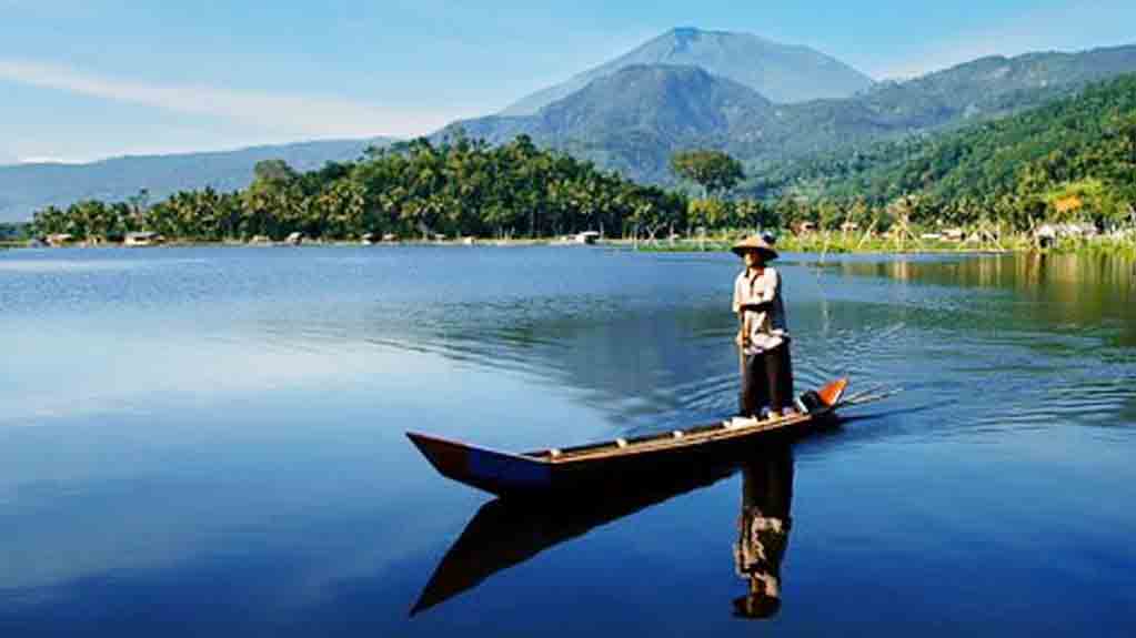 Ojek Perahu Rawa Pening: Susur Danau dengan View Gunung