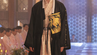Penghapusan Monarki Konstitusi dalam Drama Perfect Crown