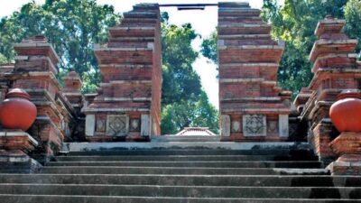 7 Destinasi Sakral di Jawa yang Populer Saat Malam 1 Suro