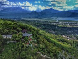 Lanskap Rawa Pening dan Gunung dari Goa Rong View Semarang