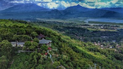 Lanskap Rawa Pening dan Gunung dari Goa Rong View Semarang
