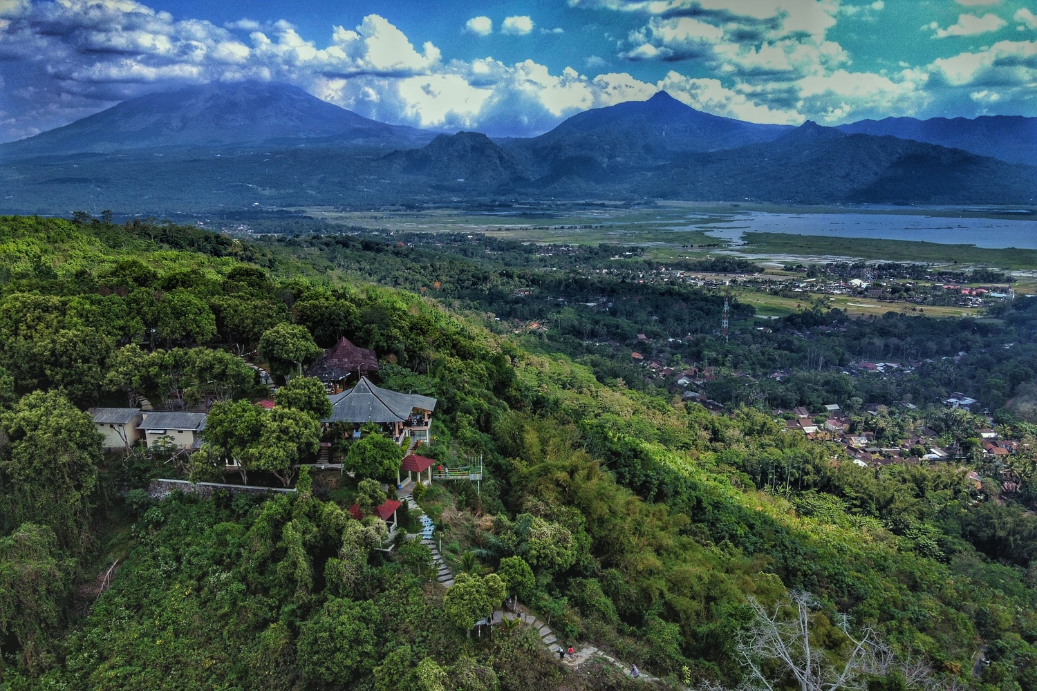 Lanskap Rawa Pening dan Gunung dari Goa Rong View Semarang