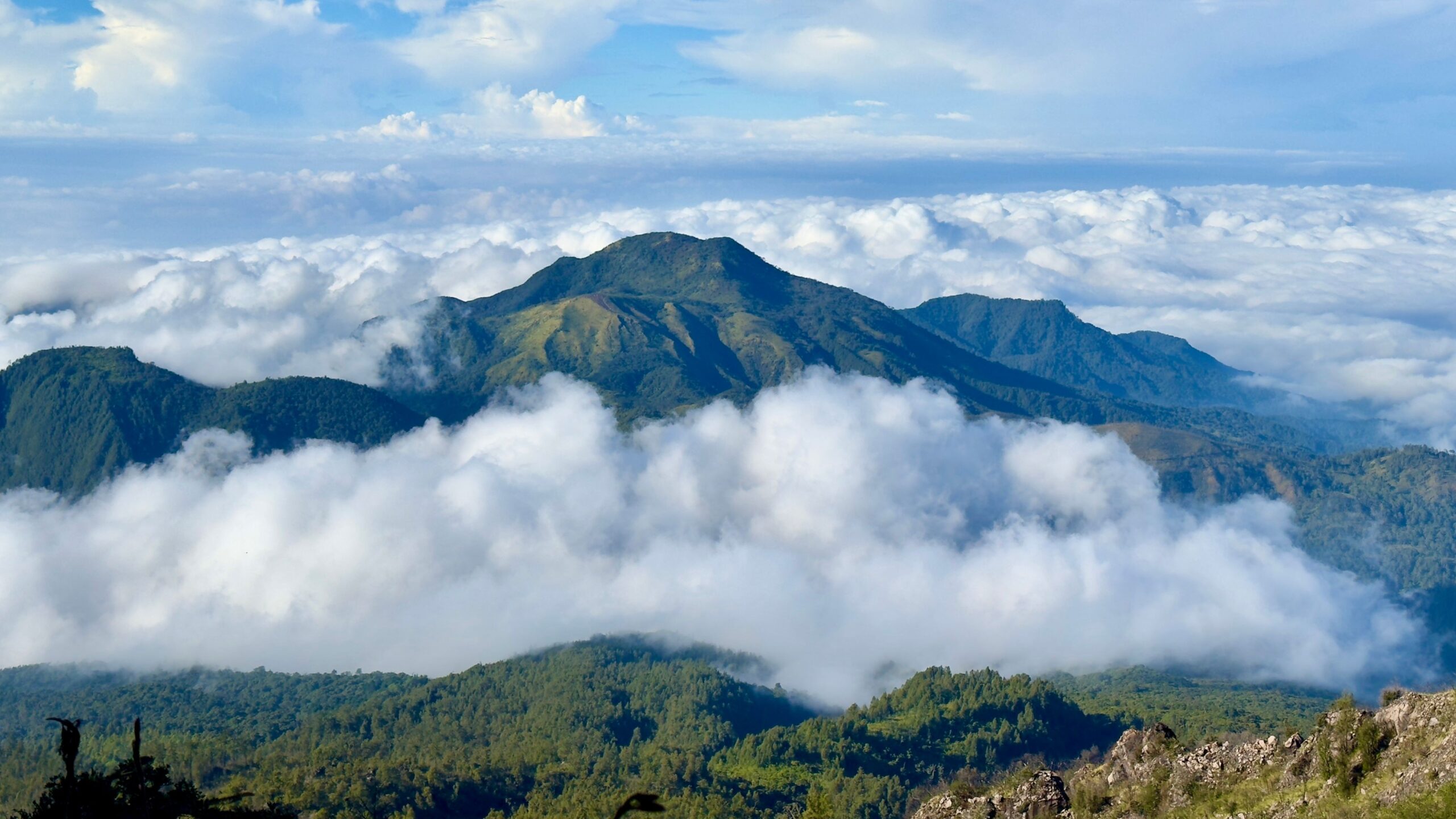 Gunung Lawu dan Warisan Mitos Prabu Brawijaya V