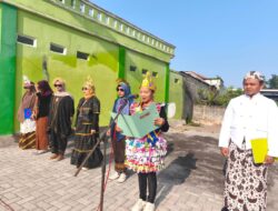 Dari Kostum Daur Ulang Sampah hingga Eksistensi “Emak-Emak” di Upacara ke-81 RI di Kampung Gang Presiden Semarang