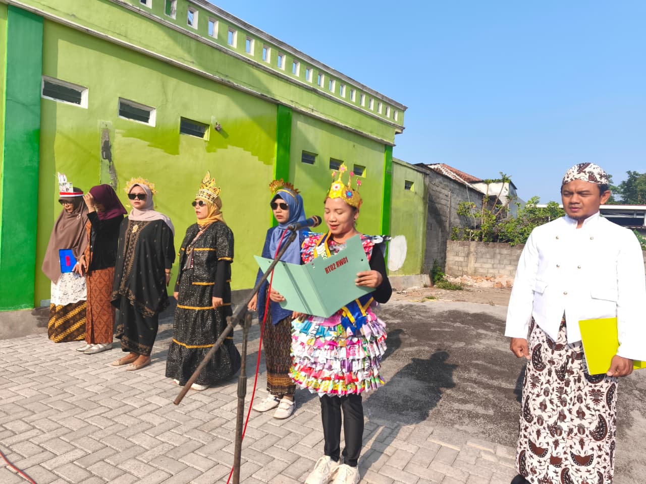 Dari Kostum Daur Ulang Sampah hingga Eksistensi "Emak-Emak" di Upacara ke-81 RI di Kampung Gang Presiden Semarang