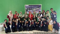 Kembangkan Kreativitas Warga, KKN UPGRIS Kelompok 32 Adakan Pelatihan Pembuatan Buket