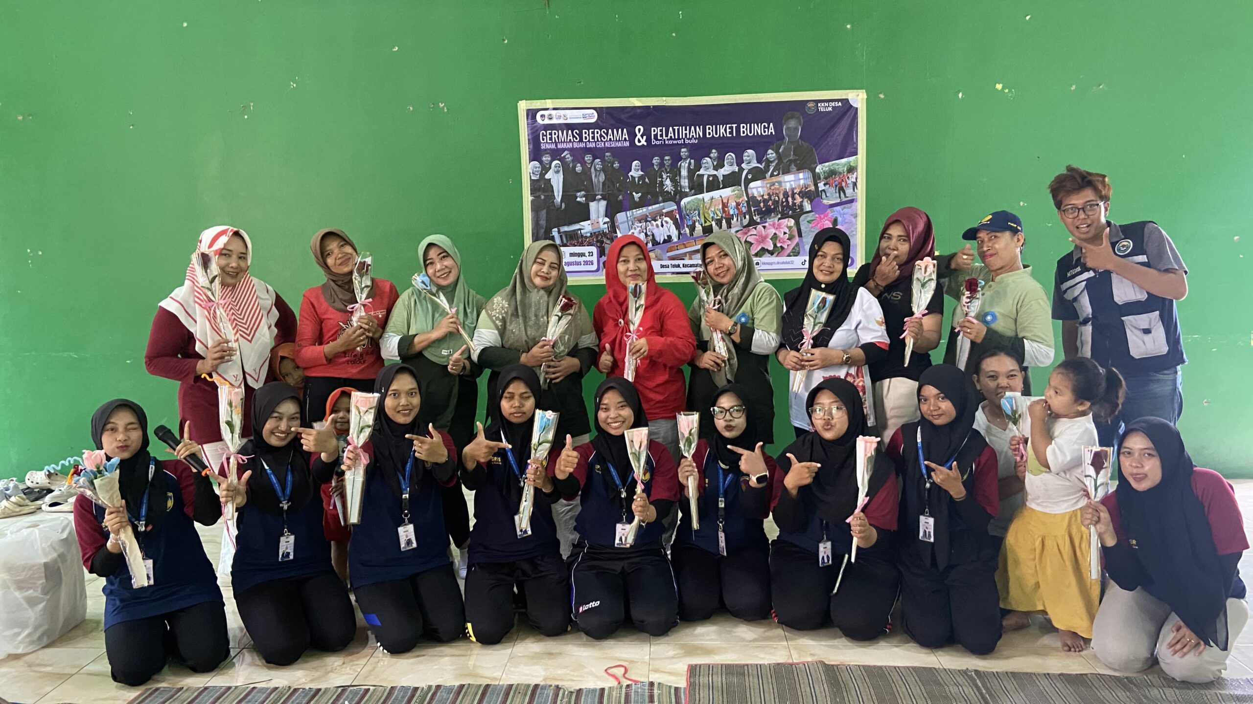 Kembangkan Kreativitas Warga, KKN UPGRIS Kelompok 32 Adakan Pelatihan Pembuatan Buket